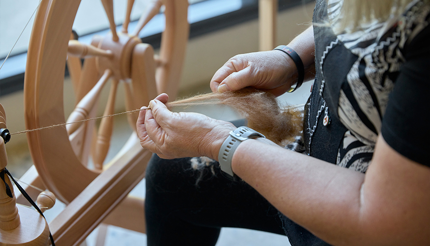 Working with fibres on a spinning wheel